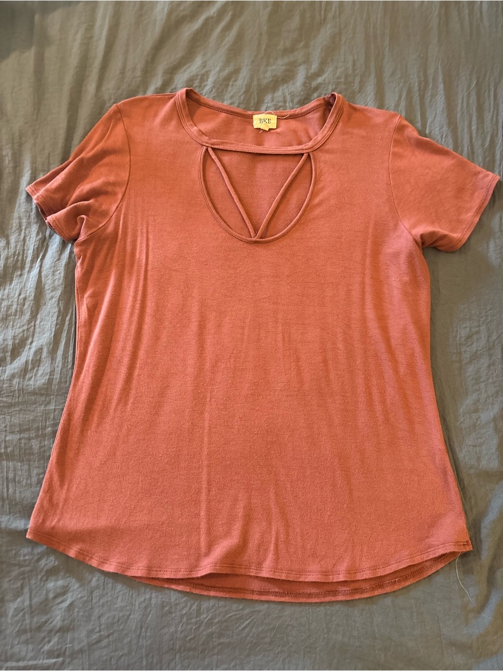 BKE Women's mauve cutout Neck Short Sleeve Top